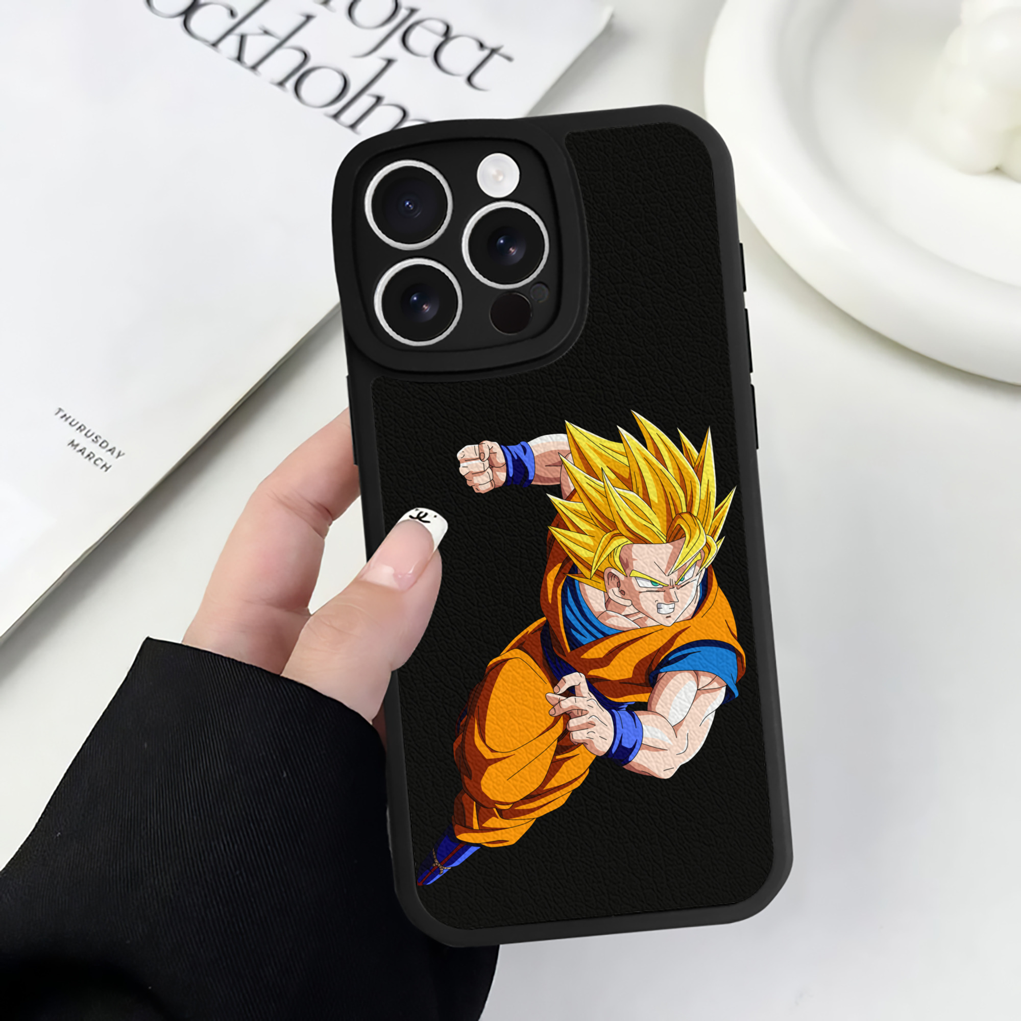 （画像用） ドラゴンボール 孫悟空（そん ごくう）Son Goku カカロット DRAGON BALL Kakarotto 【iPhone 16シリーズ対応】シリコンスマホケース（レザー調） 材質：シリコン